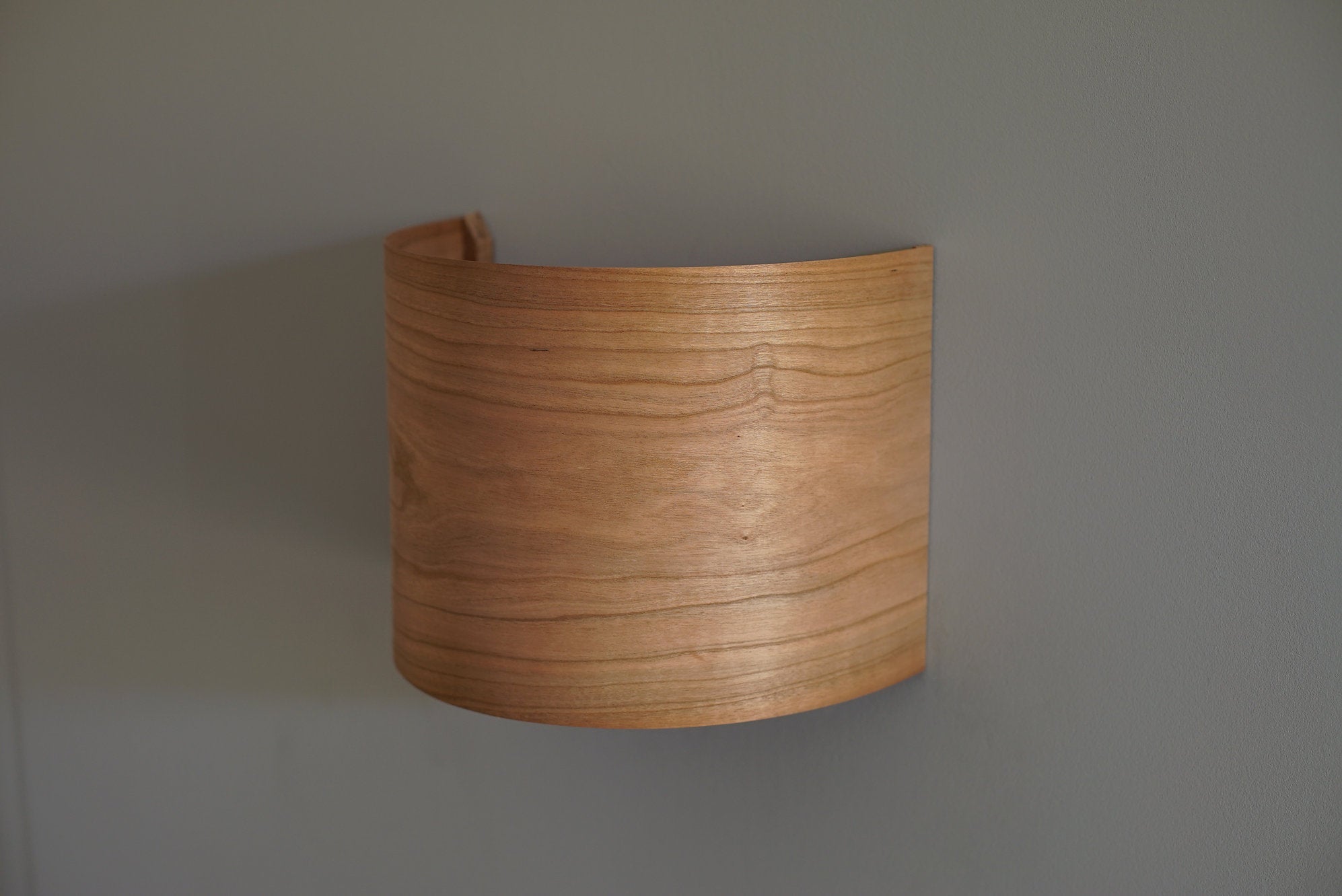 מנורה לקיר מעץ