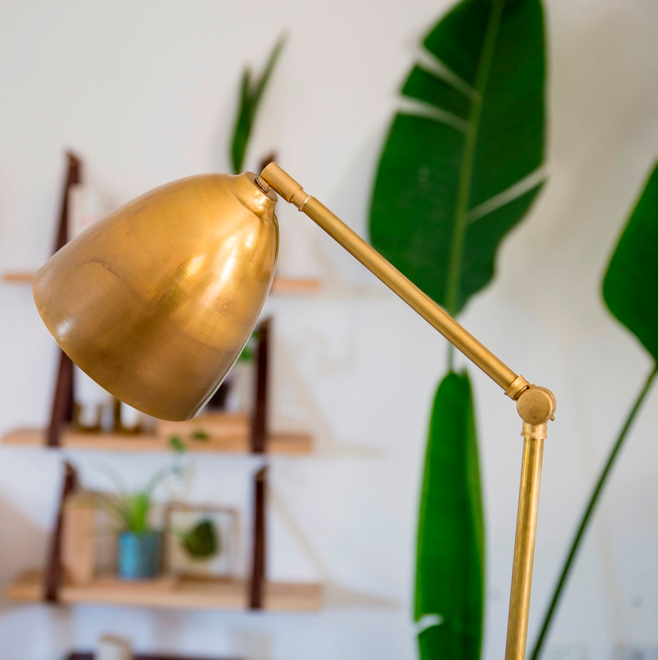 מיקאסה מנורה עומדת