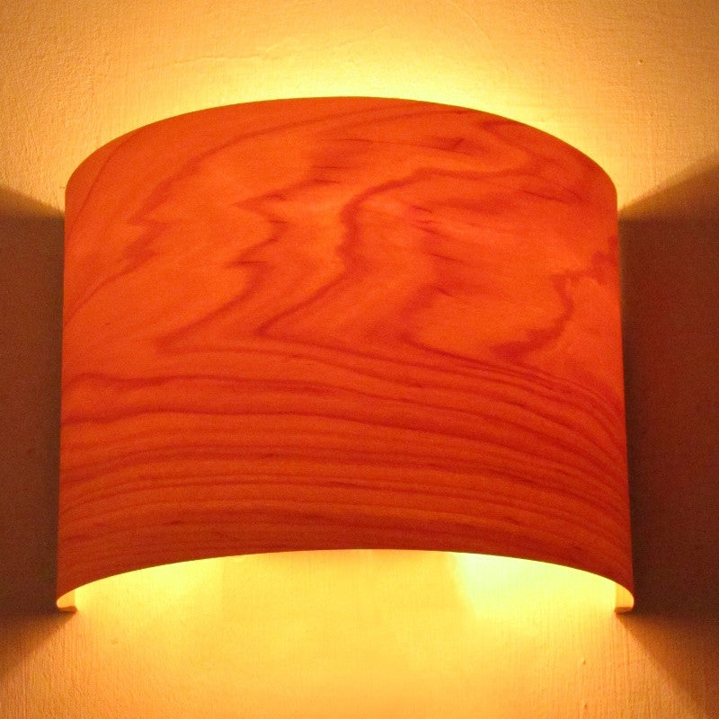 מנורה לקיר מעץ