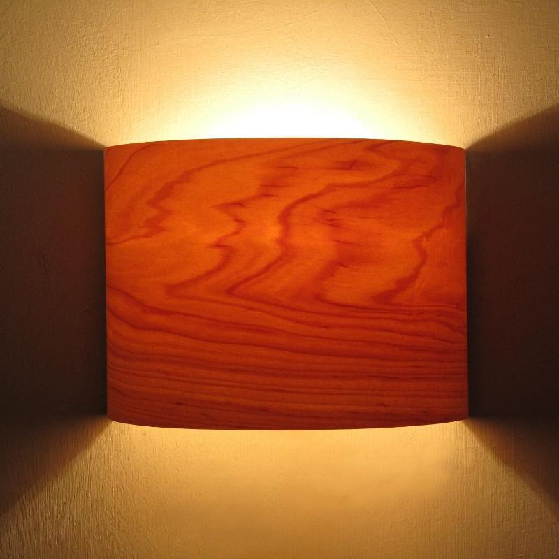 מנורה לקיר מעץ