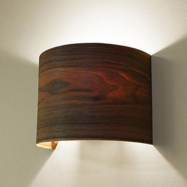 מנורה לקיר מעץ