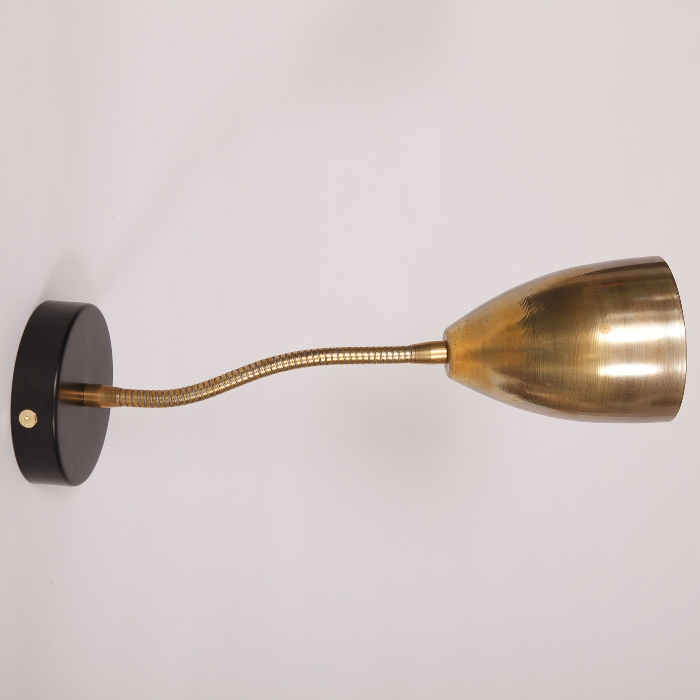 מנורת קיר תעשייתית