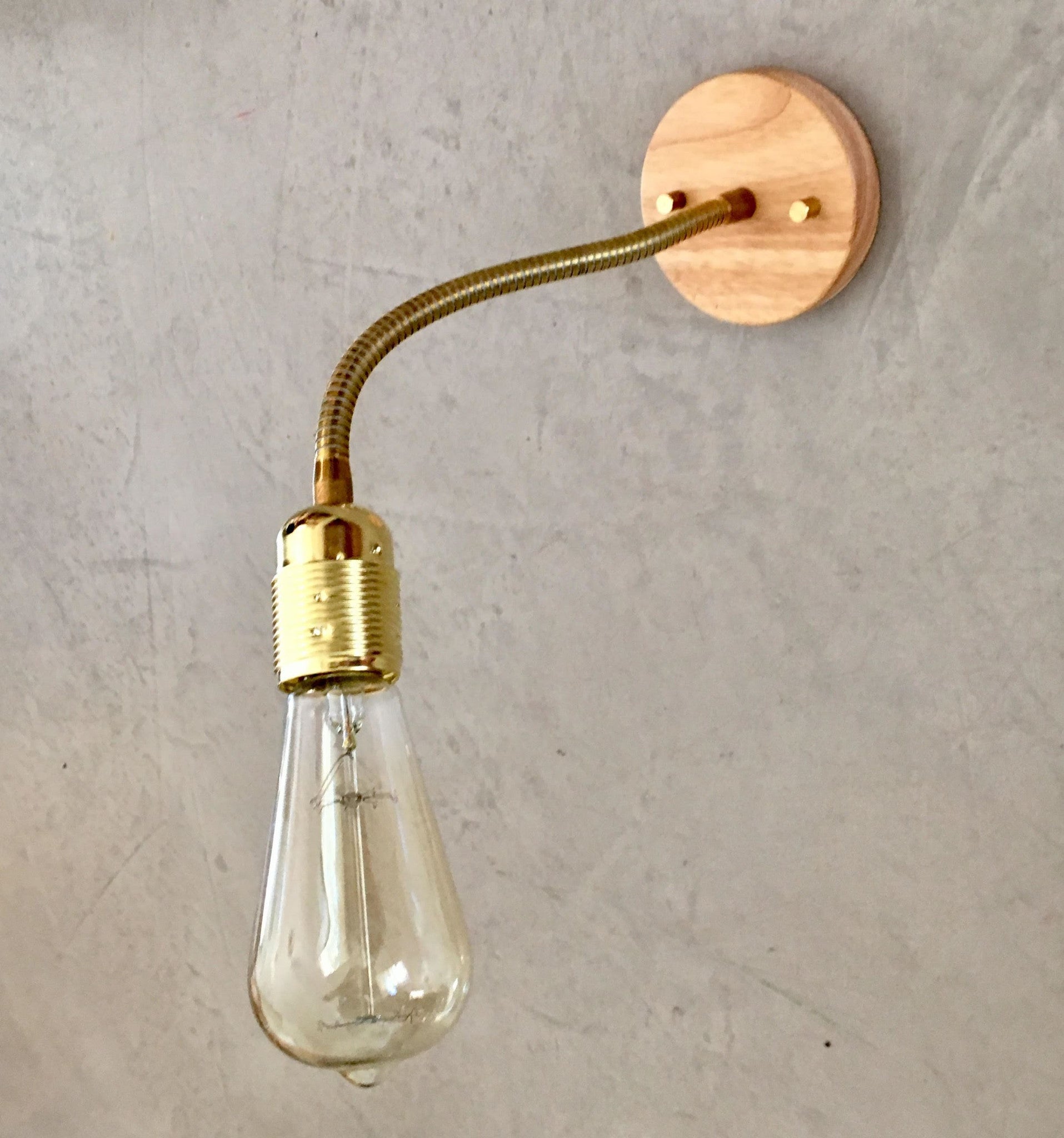 מנורת קיר בסיס עץ